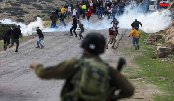 عشرات الإصابات بين الفلسطينيين خلال مواجهات عنيفة مع قوات الإحتلال