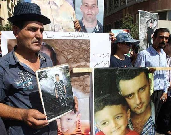 أهالي العسكريين يخترقون «الخط الأحمر» ويقطعون طريق المطار
الضاهر «رجع».. وقال للمشنوق : «شيل إيدك عن عكار»