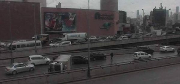تصادم بين عدة مركبات وانقلاب احداها على اوتوستراد إميل لحود باتجاه بيروت
