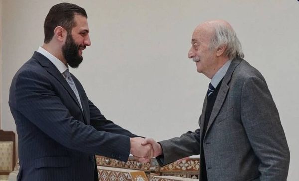 جنبلاط يُواجه مشروع الهجري التقسيمي<br />
ويسعى مع الشرع لاحتضان الدروز