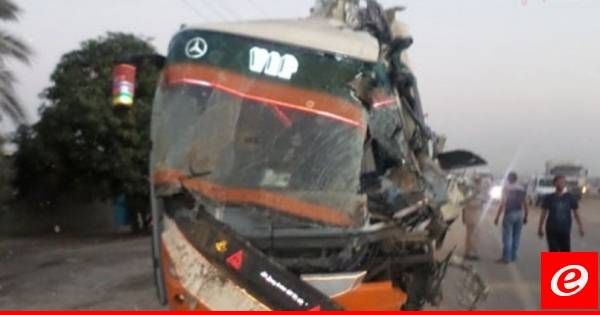 اصابة 24 طفلاً إثر اصطدام حافلة مدرسية بشاحنة في باكستان