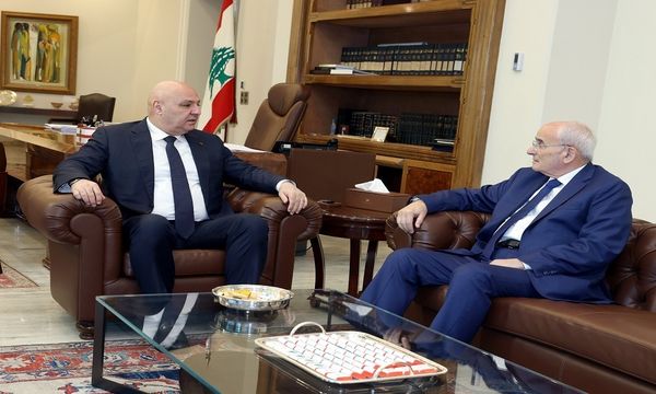 الرئيس عون عرض مع وزير الدفاع الوطني ميشال منسّى الأوضاع الامنية في البلاد وأوضاع المؤسسة العسكرية