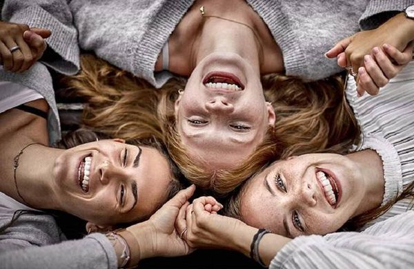 ابتسم لتحيا أفضل.. العلاج بالضحك وفوائده القلبية والمناعية