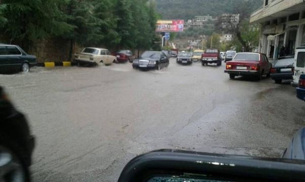 تساقط غزير للامطار بحاصبيا تسببت بسيول اجتاحت الشوارع