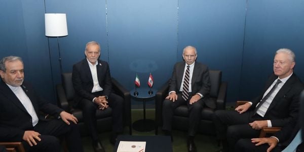 رئيس الحكومة نواف سلام خلال لقائه الرئيس الايراني مسعود بزشكيان: لبنان دفع ثمنًا باهظًا من أمنه واستقراره واقتصاده ولا يريد أن يكون ساحة لصراعات إقليمية أو لتبادل الرسائل.
