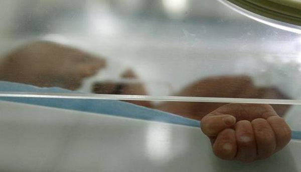 رفضت 3 مستشفيات استقبالها.. فوضعت طفلتها في السيارة وتوفيتا