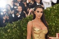 كيم كارداشيان بفستان ذهبي ضيق بحفل "ميت غالا"