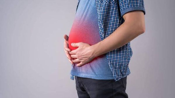 ليس مجرد غازات.. أسباب خفية وراء انتفاخ البطن بعد الطعام
