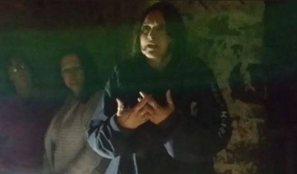 بالفيديو: صحفيون يصورون شبحاً أثناء زيارتهم لسجن أثري!