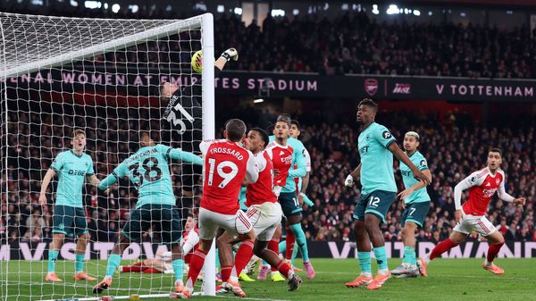 أرسنال ينجو من التعادل ويخطف الفوز في الرمق الأخير