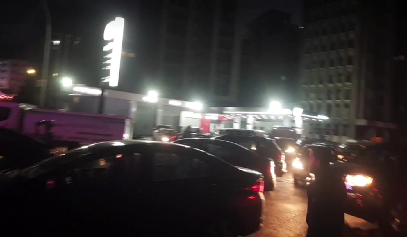سائقون عموميون يقطعون الطريق عند تمثال المغترب
