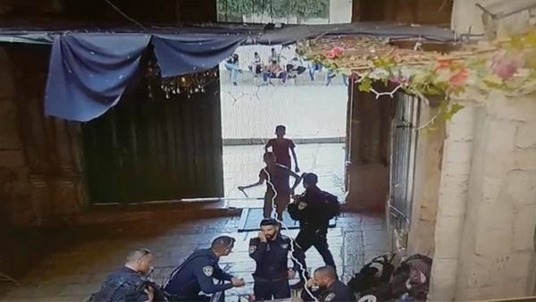طعن اسرائيلي والاحتلال يغلق «الاقصى»
