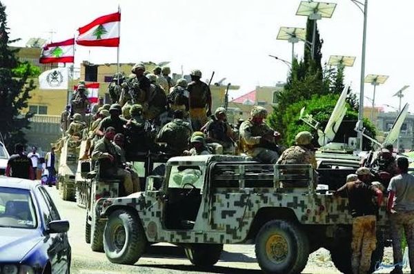 مداهمات وحواجز للجيش.. توقيف 135 شخصاً وضبط أسلحة وذخائر