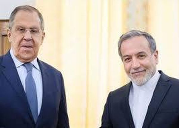 وزير الخارجية الإيراني يطلع لافروف على محادثاته مع نظرائه الأوروبيين بشأن البرنامج النووي