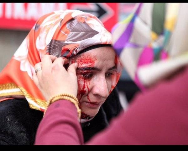 قوات اردوغان تعتدي على النساء امام صحيفة زمان