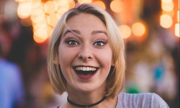 حالة نادرة.. امرأة تدخل في نوبة ضحك لسبب لن تتوقعه!