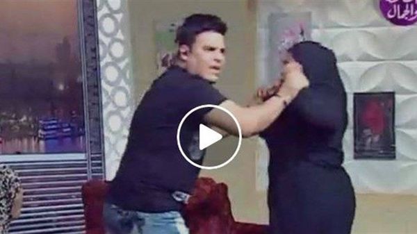 بالفيديو: ضيفة مصريّة تضرب إعلامياً مباشرة على الهواء.. شتائم وإشتباك بالأيدي!