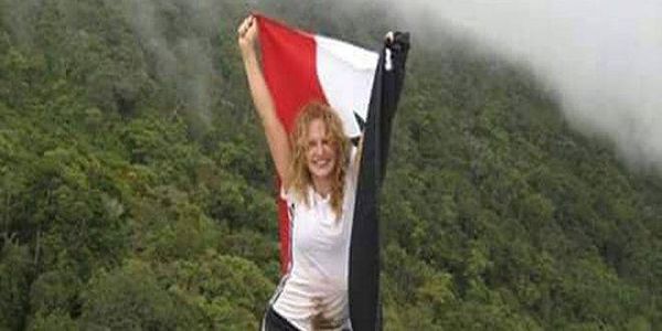 مغتربة سورية تتسلق قمم جبال فنزويلا لرفع علم وطنها