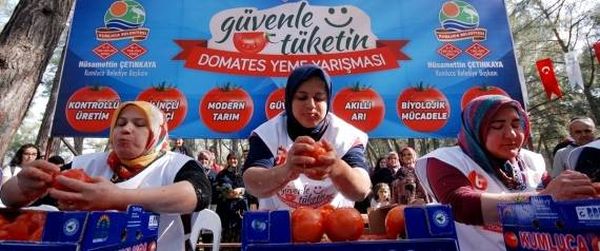 امرأة تركية تأكل 5 كيلوغرامات من الطماطم في 3 دقائق