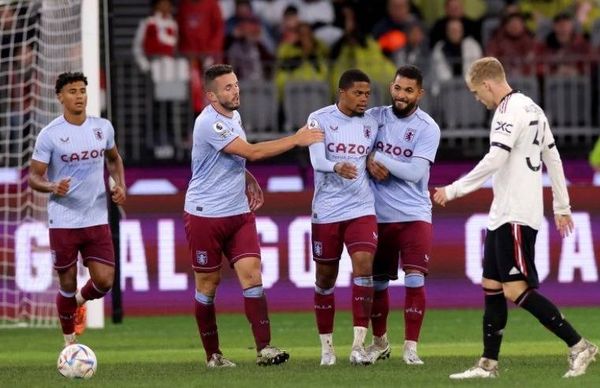 أستون فيلا يعادل مانشستر يونايتد (2-2)