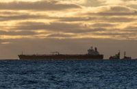 فرنسا تعلن احتجاز ناقلة نفط روسية في المتوسط