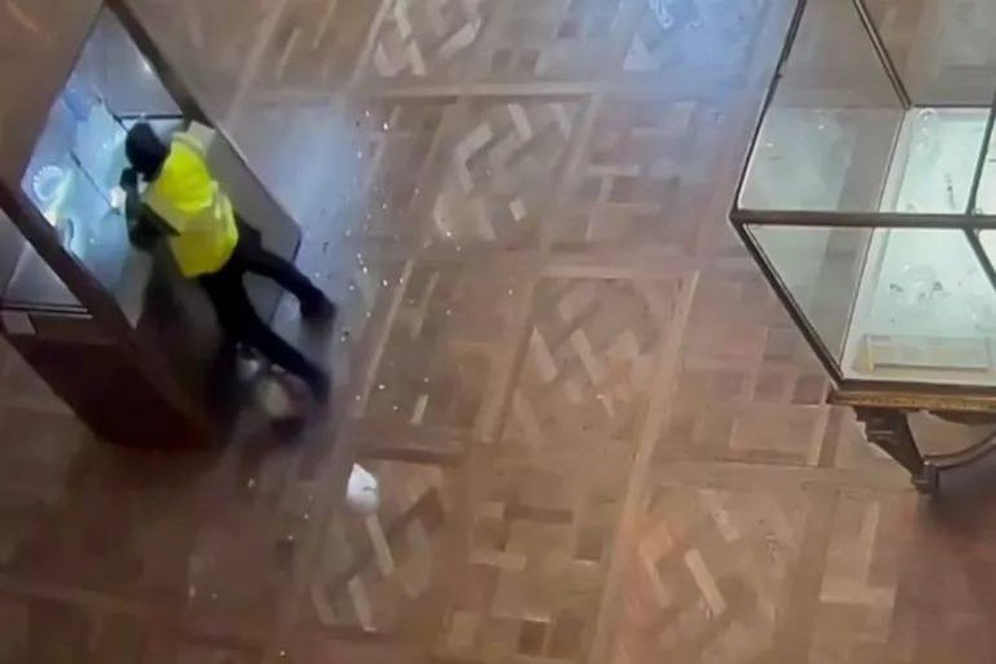 كاميرات المراقبة تكشف تفاصيل سرقة اللوفر