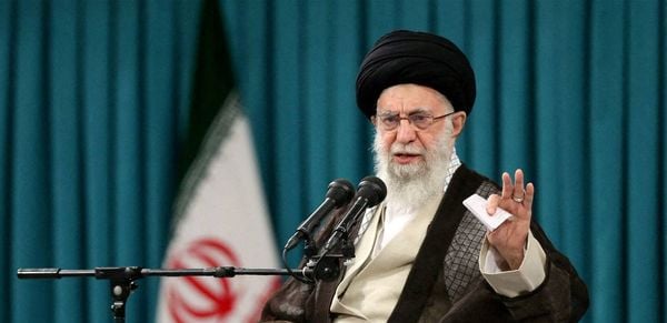 خامنئي: جيشنا أصبح قادرا على صناعة الطائرات