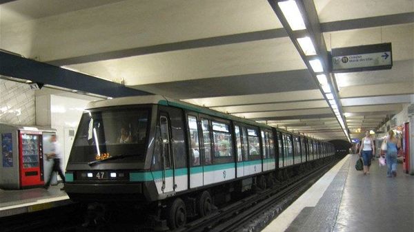 عطل تقني يشلّ احد خطوط المترو في باريس