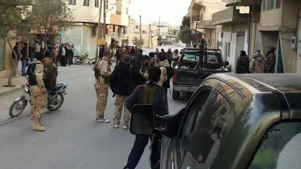 مسلحون يغادرون  منطقة في ريف دمشق