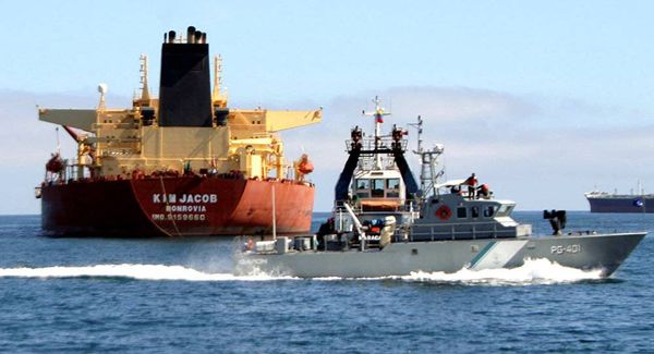 بعد يومين من تصادمها... استمرار اشتعال ناقلة النفط الإيرانية