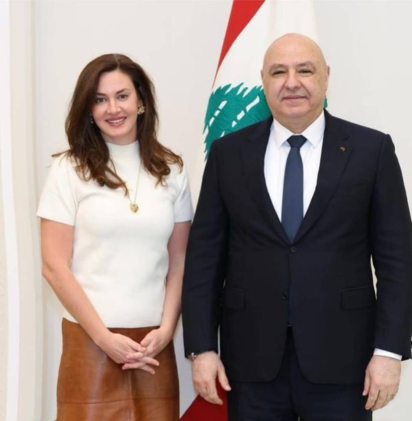 بين الزفاف والسياسة