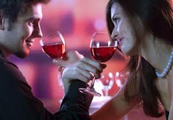 إدعني للعشاء
اغرسني بين ضلوعك 
