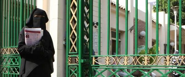 القضاء المصري يحظر عمل "المنتقبات" بالجامعات