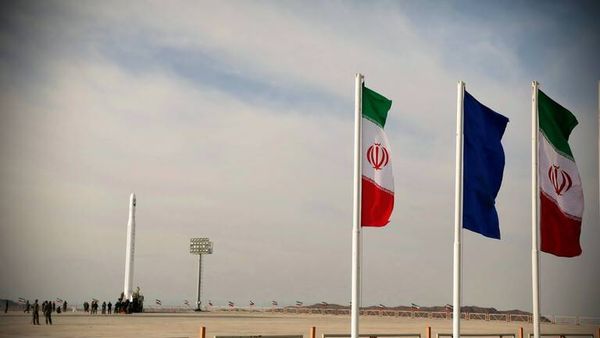 إيران تنفي نبأ فشل محاولتها إطلاق قمر صناعي إلى المدار