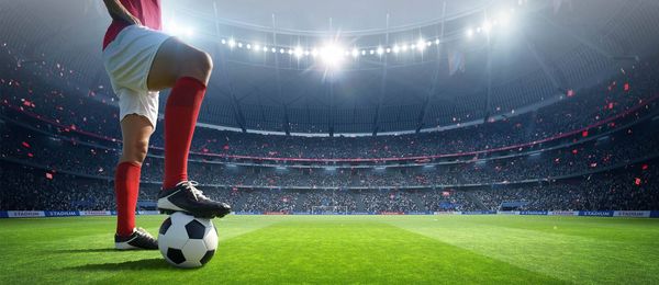 واقعة صادمة... لاعب ناشئ يعتدي بوحشية على منافس خلال مباراة بكرة القدم