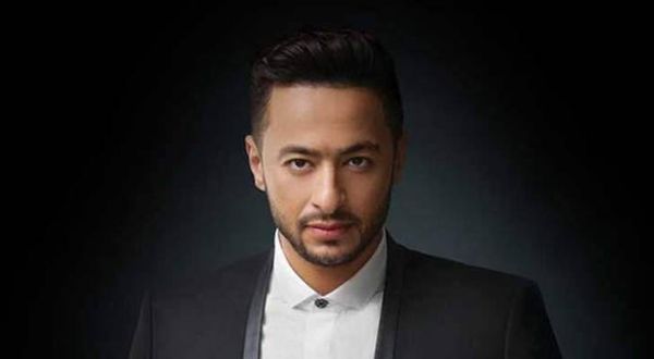 حمادة هلال يؤدي مناسك العمرة برفقة اخيه-بالصورة