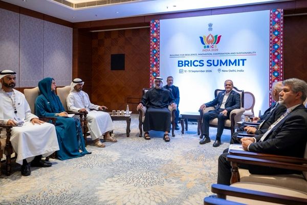 ولي عهد أبوظبي والرئيس الإيراني يبحثان جهود التهدئة وتعزيز فرص السلام