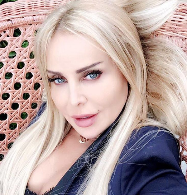 فيديو- رولا سعد تستعرض مفاتنها بفستانٍ مثير