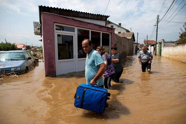 عشرات القتلى في سيول مقدونيا وإنهيارات المكسيك