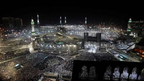 ضبط حجاج متنكرين بملابس نسائية!!