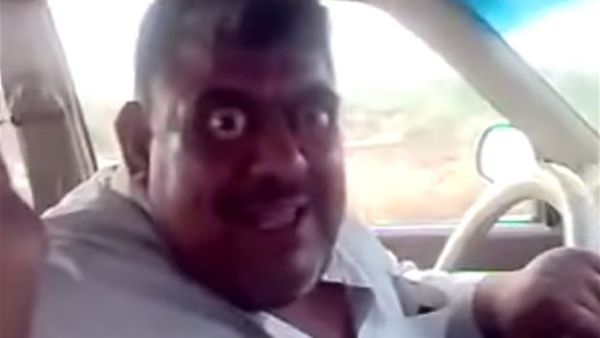 بالفيديو: رجل يخرج عينيه ويحركهما بشكل مرعب