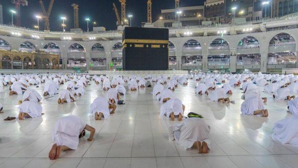 عودة المعتمرين الأجانب إلى البيت الحرام