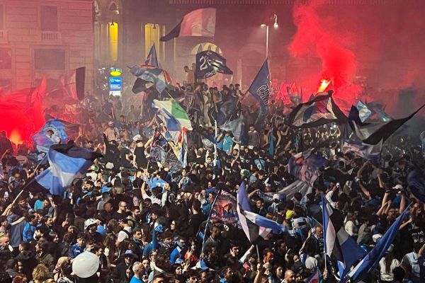 أبطال إيطاليا يصلون نابولي.. وقرار بعدم الاحتفال!