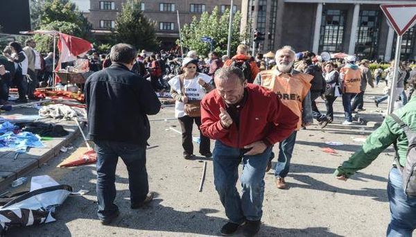 30 قتيلاً بانفجاري أنقرة والشرطة تطلق الغاز لتفريق متظاهرين