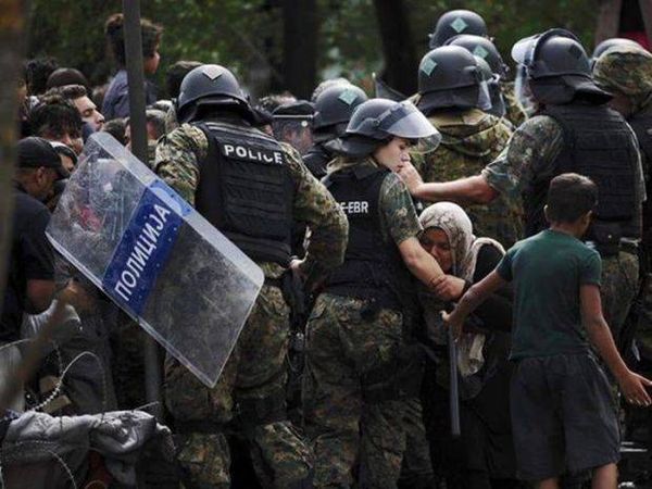 صورة لاجئة سورية تقبل يد مجندة مقدونية تشعل مواقع التواصل الاجتماعي