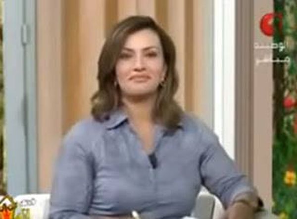 متصل يحرج مذيعة عالهواء بسبب ملابسها القصيرة  فيديو