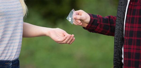 علامات تحذيرية تدل على أن طفلك يتعاطى المخدرات!