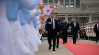 ترامب يغادر بكين بعد قمة تاريخية مع شي