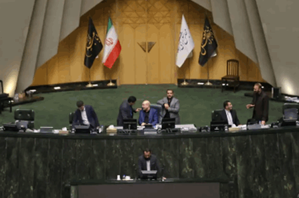إيران تقرّ فرض رسوم على سفن الدول المسموح لها بعبور مضيق هرمز