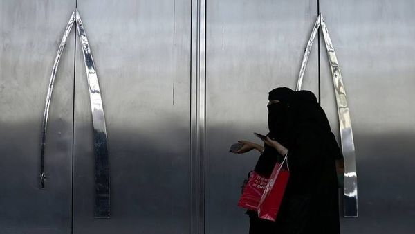 بعد منع النقاب في دولة أوروبية.. سفارة السعودية تنوه!